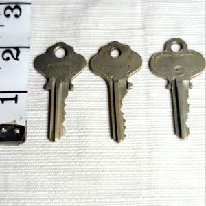 Vintage Independent Lock Co keys (3)